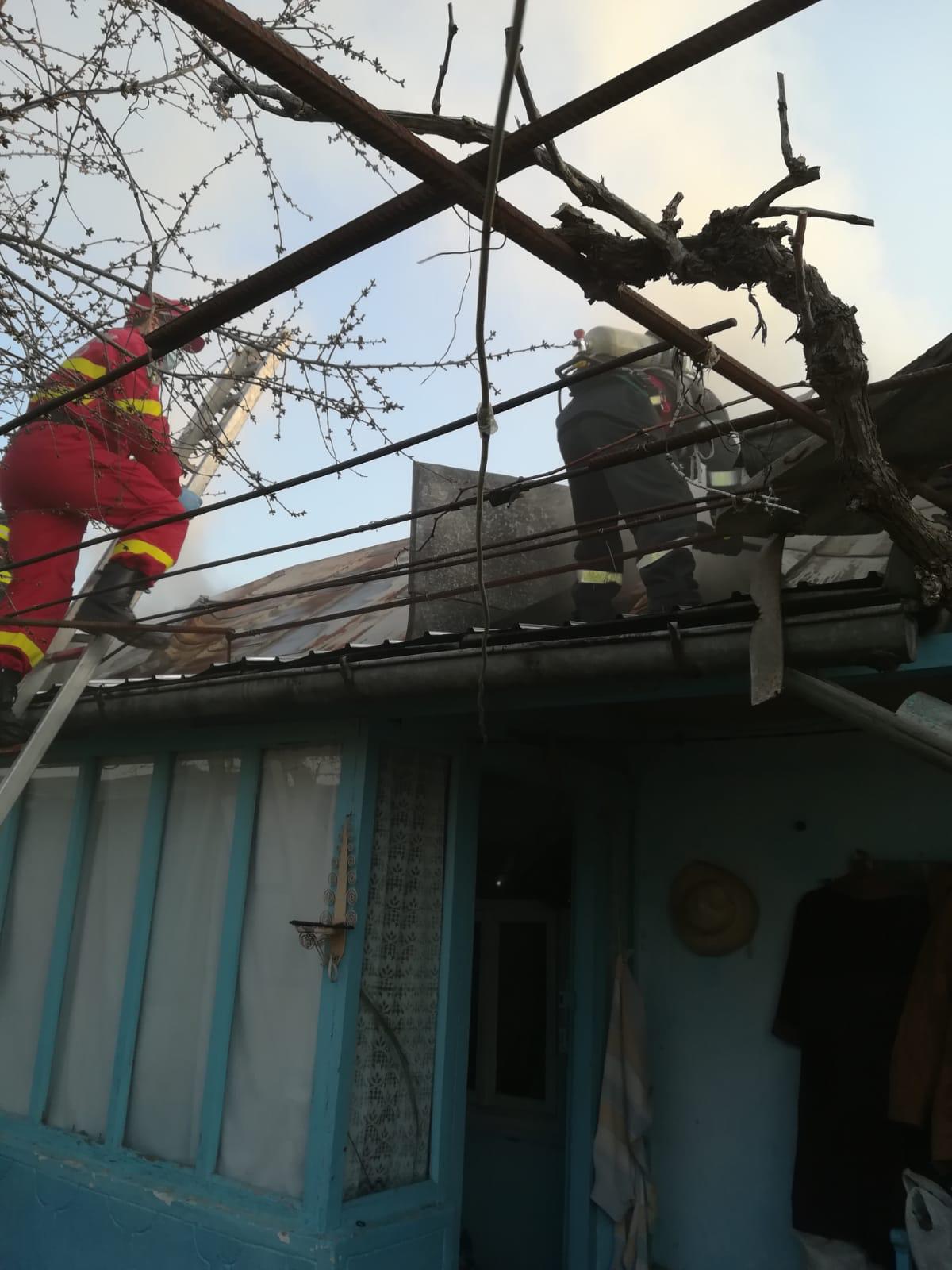 Județul TULCEA: Casă cuprinsă de flăcări din cauza unui coș de fum