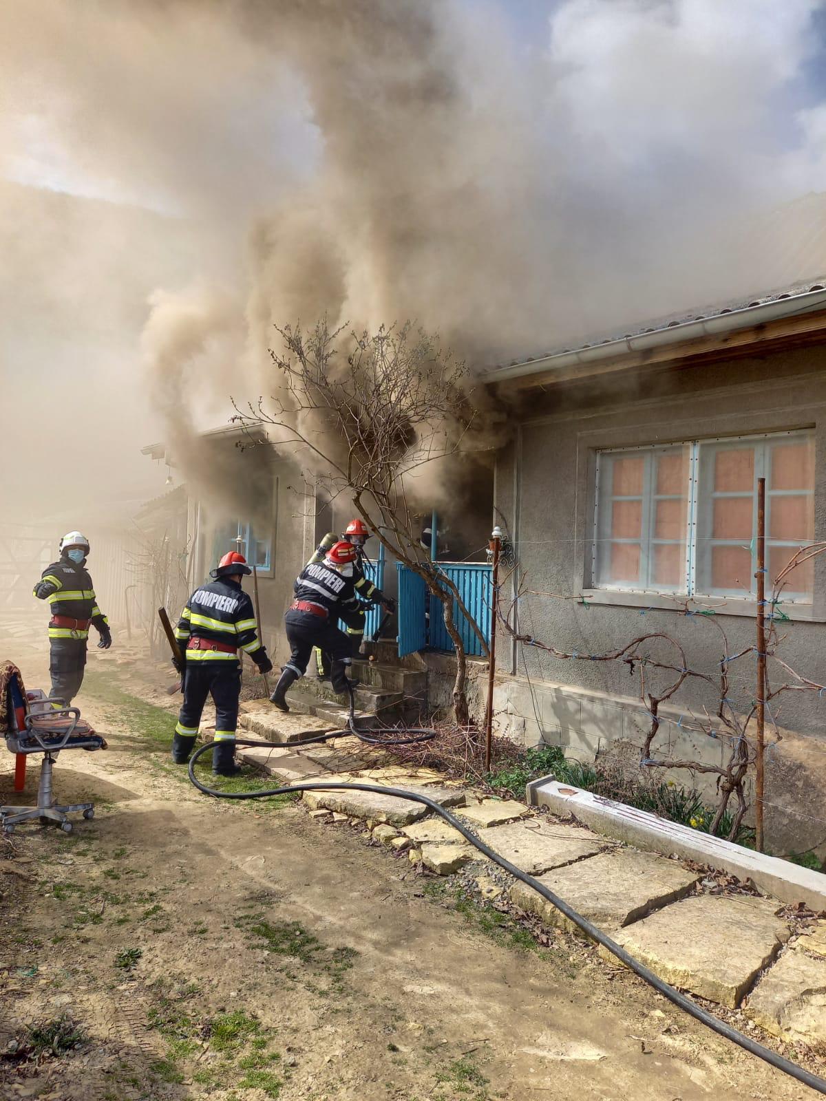 TULCEA/FOTO: Casă cuprinsă de flăcări