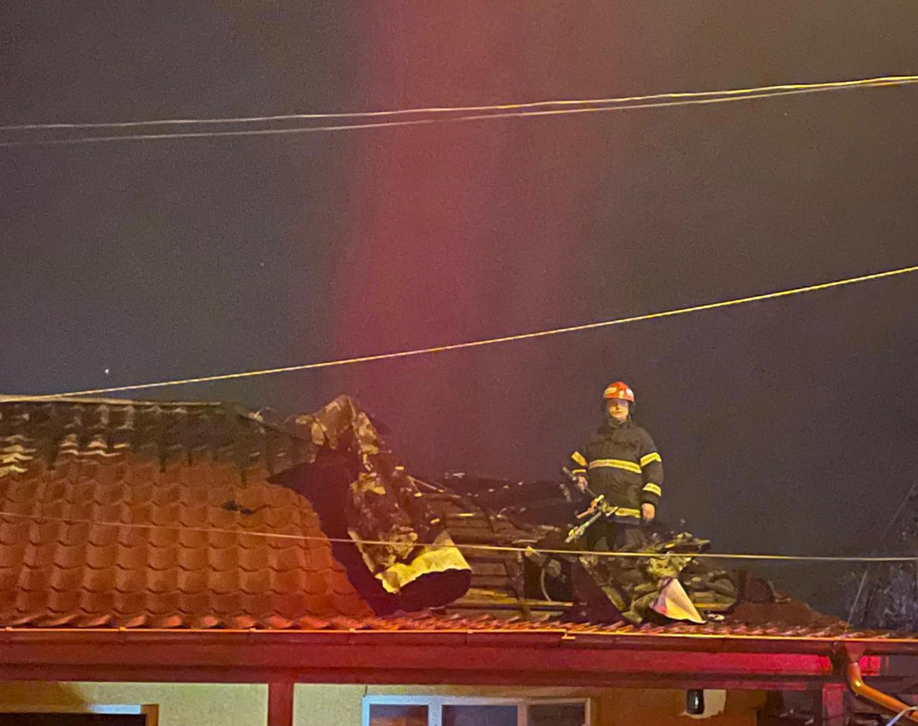 TULCEA/FOTO: Bătrân imobilizat la pat, salvat din locuinţa afectată de un incendiu