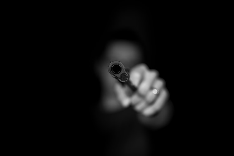 CONSTANȚA: Bărbat împușcat cu un pistol cu bile. Victima a ajuns la spital