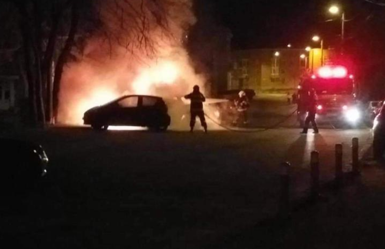 TULCEA: Autoturism distrus de un incendiu provocat intenționat. Alte 2 mașini au luat foc