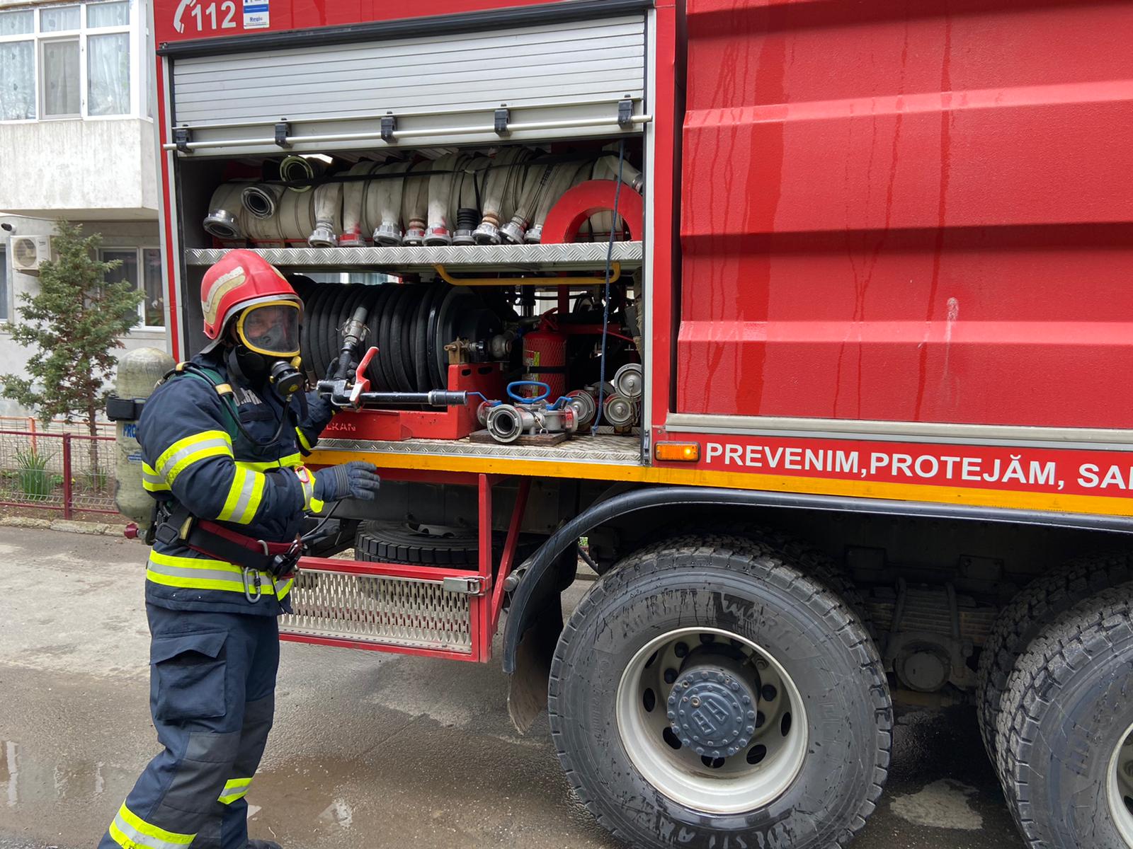 TULCEA: Incendiu într-un bloc; cinci persoane s-au autoevacuat
