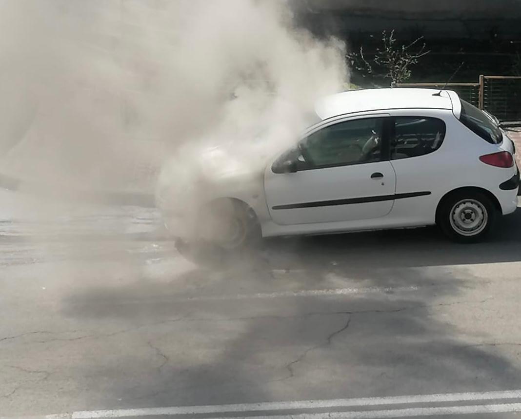 TULCEA/FOTO: Autoturism cuprins de flăcări. Pericol de extindere la altă mașină