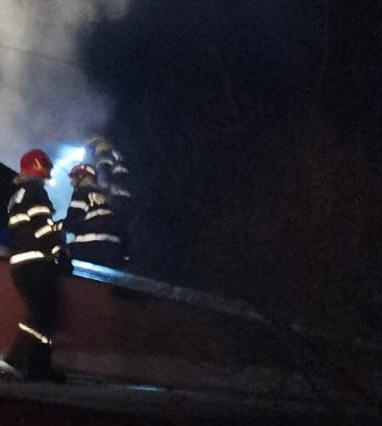Județul TULCEA: Casă cuprinsă de flăcări. Incendiul se putea extinde și la alte locuințe