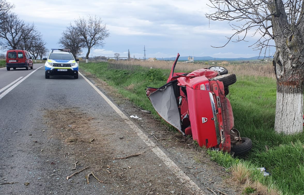 TULCEA/FOTO: Accident rutier grav pe DN 22. O femeie și un copil au fost răniți