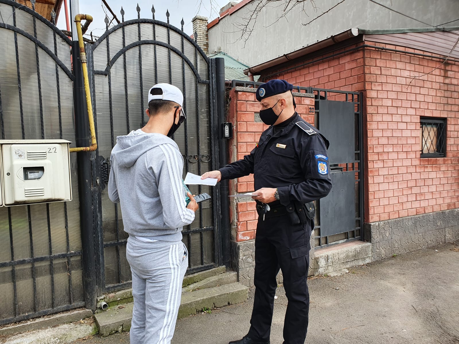 CONSTANŢA: Poliţia Locală a început o campanie de informare pentru menţinerea curăţeniei pe domeniul public