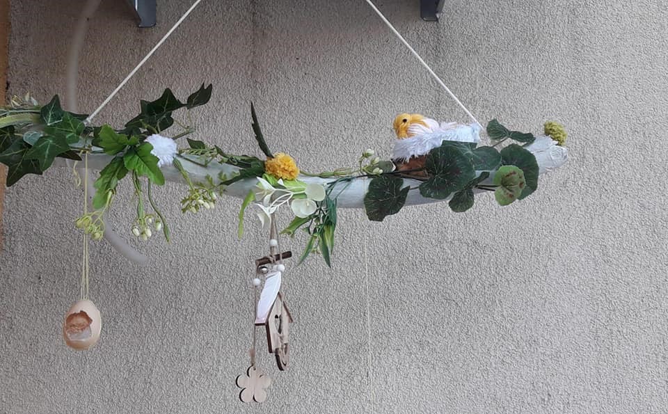 Târg de Paşte, într-un centru comercial din Constanţa. Decoraţiunile sunt realizate manual de copiii şi adulţii din centrele DGASPC