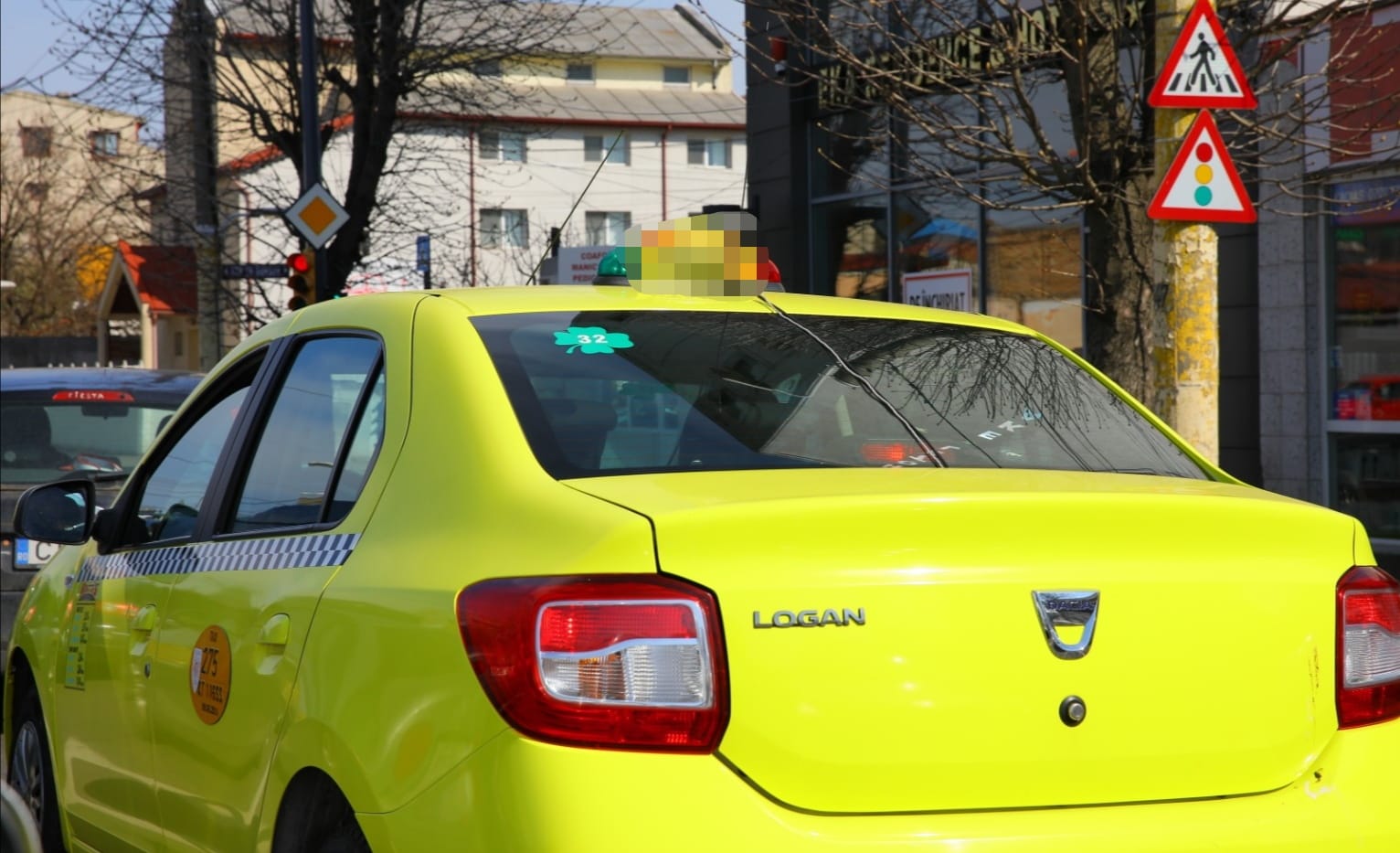 Taxiurile vor trebui să aibă geamuri securizate, potrivit normelor europene