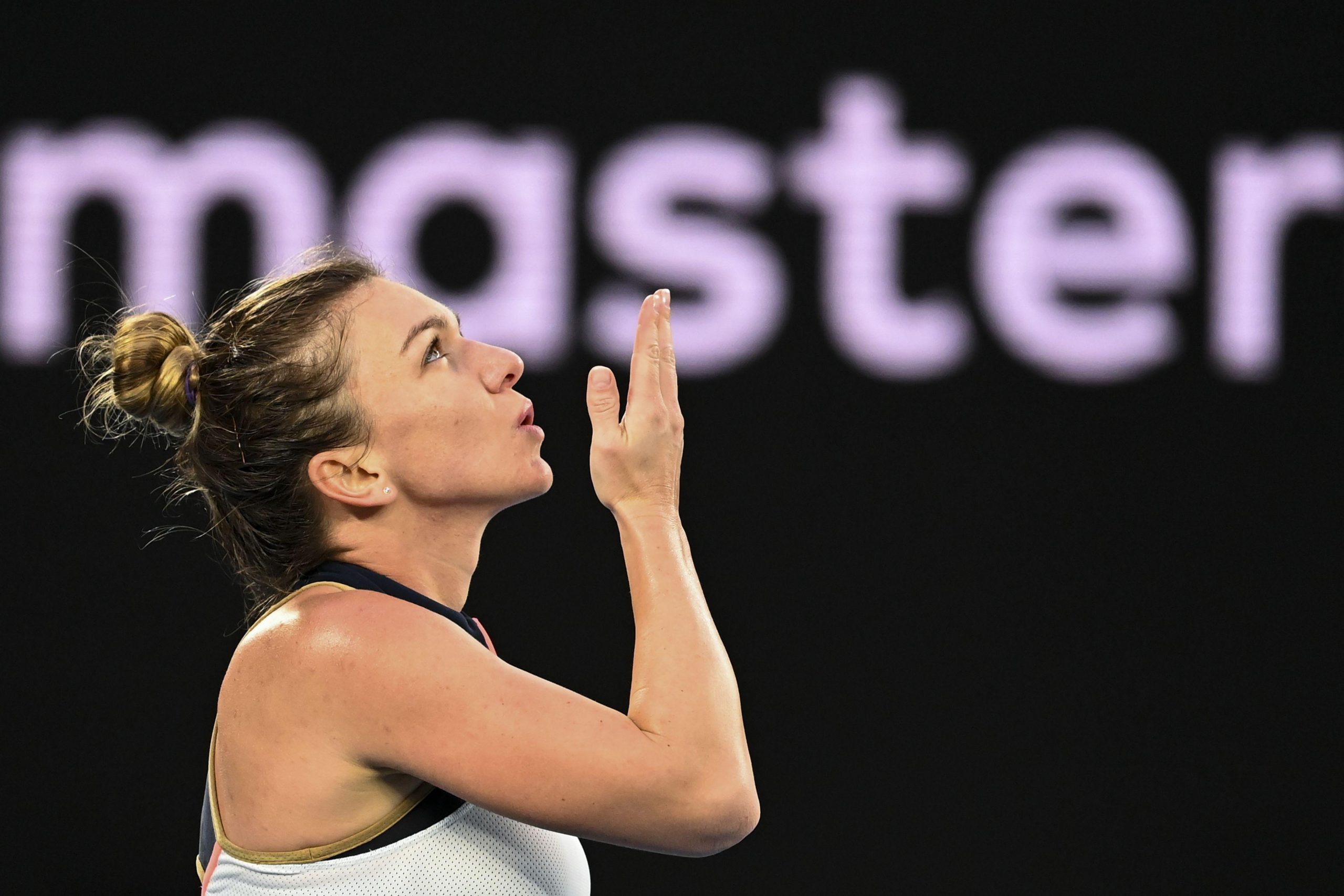 Simona Halep trece lejer de Marketa Vondrousova la Stuttgart