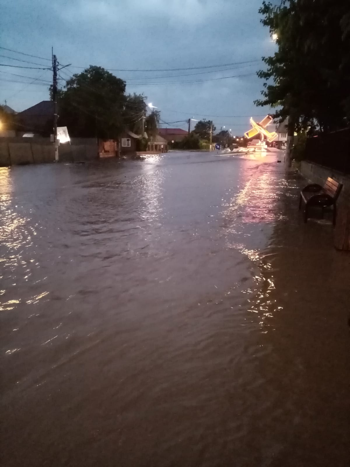 TUZLA/FOTO: INUNDAȚII, pagube materiale și persoane salvate de ISU