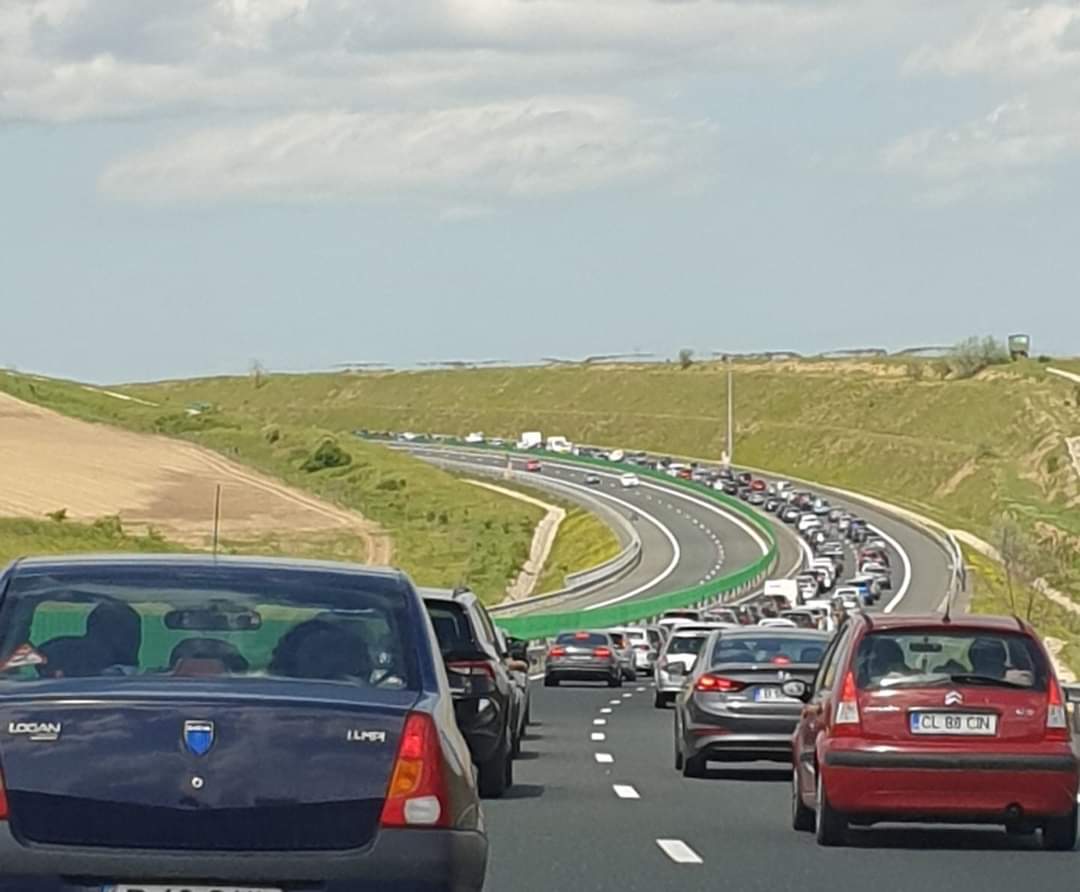 Minivacanța se va încheia cu aglomerație în trafic. Polițiștii de la Rutieră recomandă rute alternative de pe litoral spre Capitală