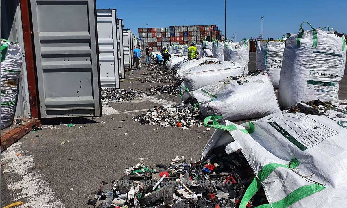 500 de tone de deşeuri din Germania, oprite în Portul Constanţa