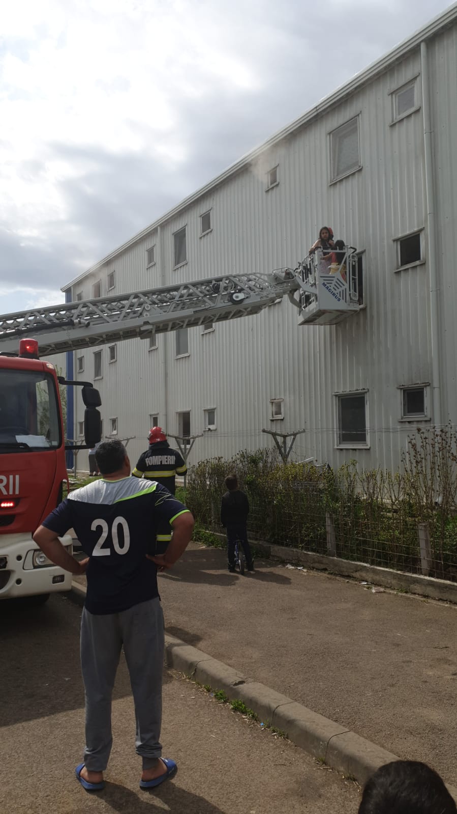 UPDATE – FOTO. Mai multe persoane, EVACUATE dintr-un bloc din cartierul Henri Coandă