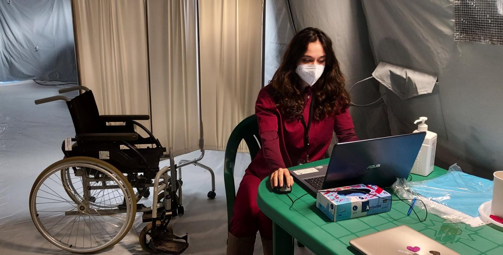 „Amintiri din pandemie“ | Studenţii de la Medicină, în linia întâi, alături de medici: „Fără ei nu ne-am putut descurca, au fost extraordinari!“