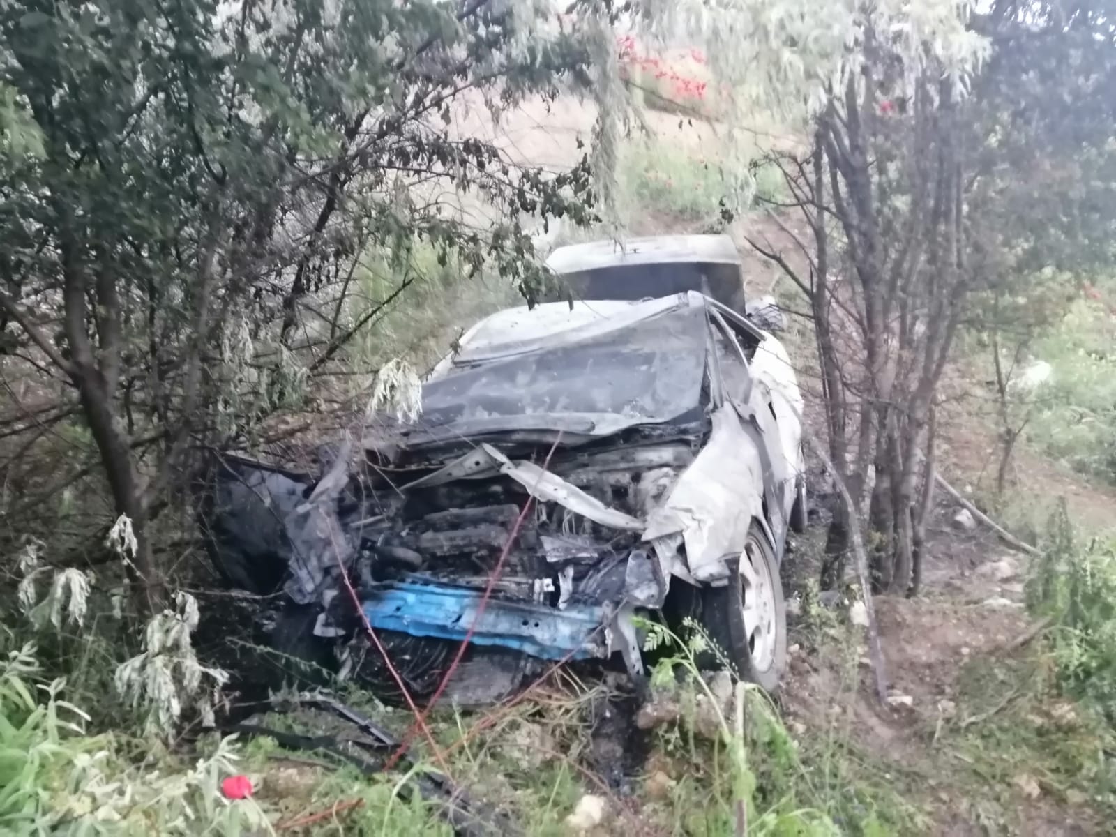 FOTO: Mașina căzută în râpă. Cinci tineri au fost răniți. Autoturismul a luat foc