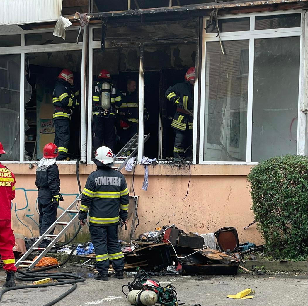 TULCEA: Incendiu într-un bloc. Un bărbat a fost rănit
