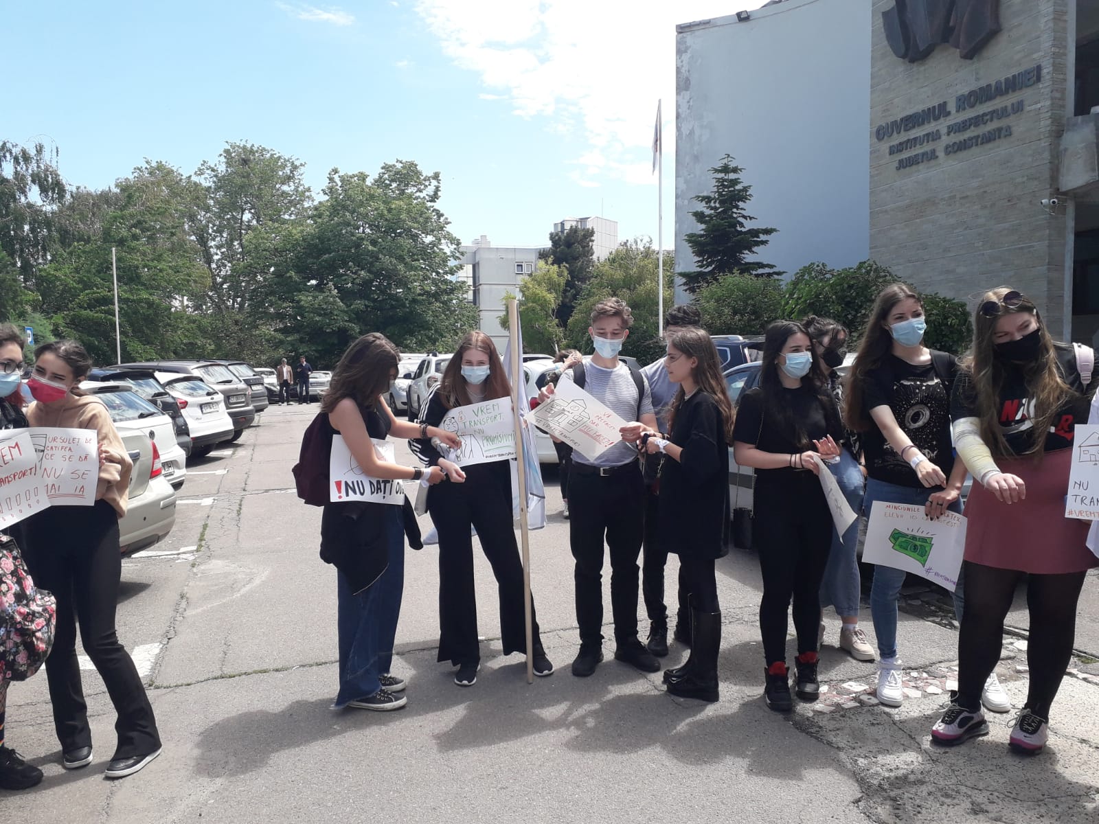 CONSTANŢA: Elevii au protestat în faţa Prefecturii, nemulțumiți de eliminarea gratuității la transport