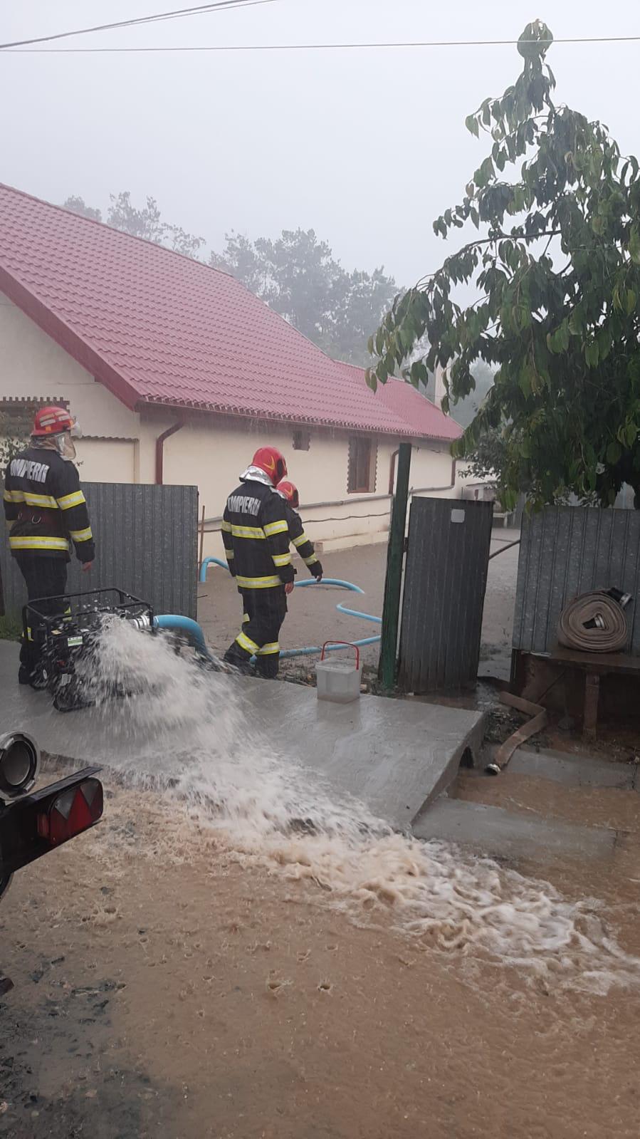 Județul TULCEA/FOTO: Efectele codului ROȘU – gospodării inundate, trafic rutier blocat și o alunecare de teren