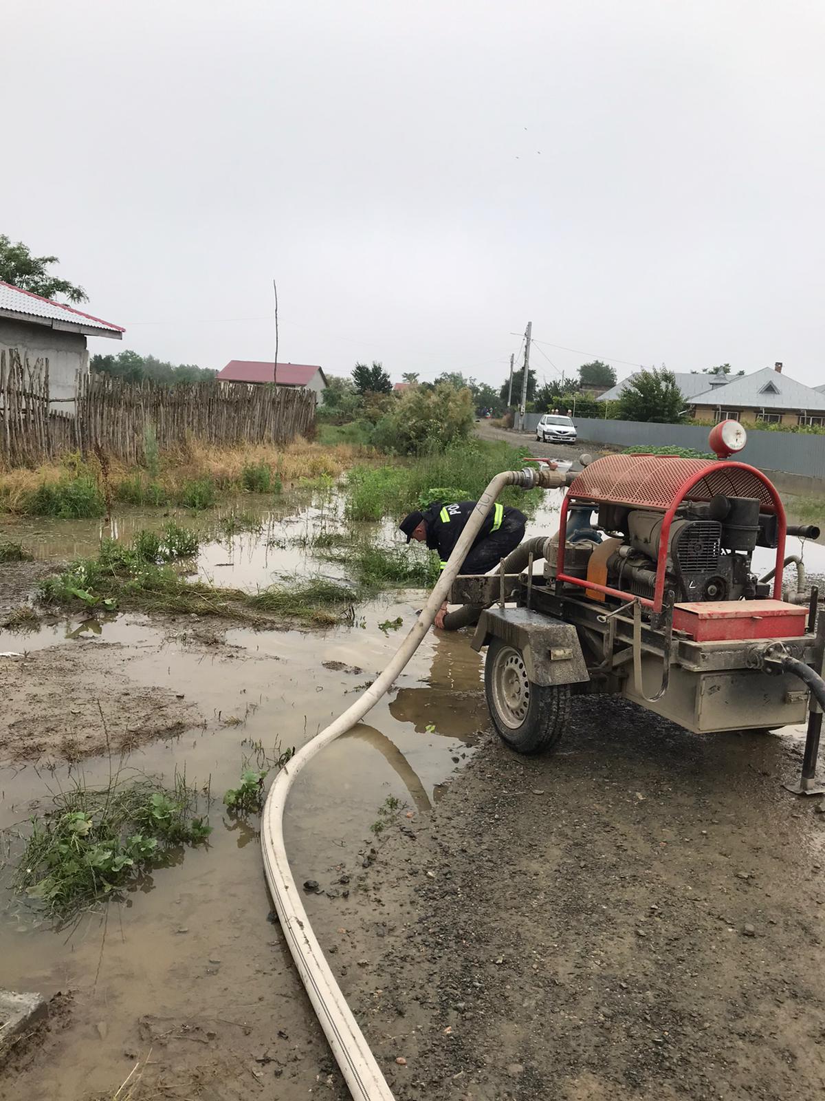 TULCEA: Efectele codului roșu. Pompierii acționează în gospodăriile inundate