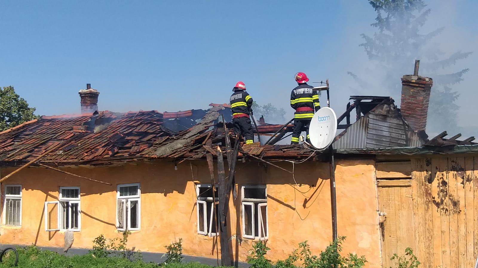 Județul TULCEA: Casă cuprinsă de flăcări