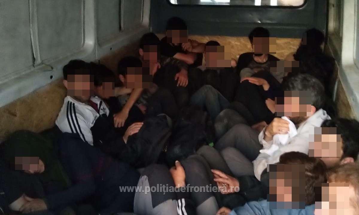 Migranţi sirieni şi irakieni, depistați într-un microbuz, de polițiștii de frontieră constănțeni