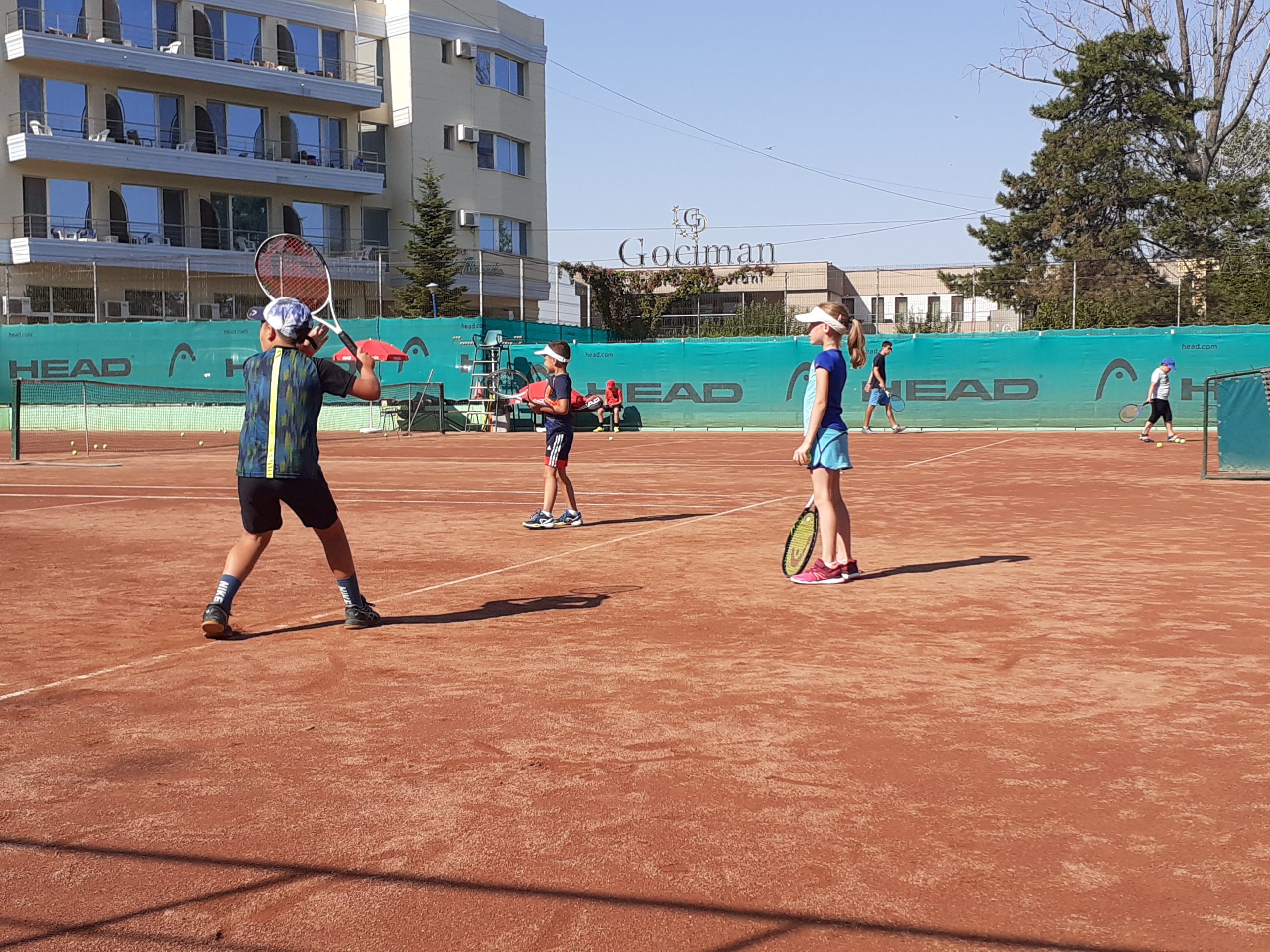 INTERVIU | Claudiu Munteanu, antrenor tenis: “Campion nu e superlativul! Campion, mai degrabă, eu aș numi un copil educat. Tuturor le spun că tenisul nu e totul pe lumea asta și că, în primul rând, trebuie să aibă un fundament de școală”