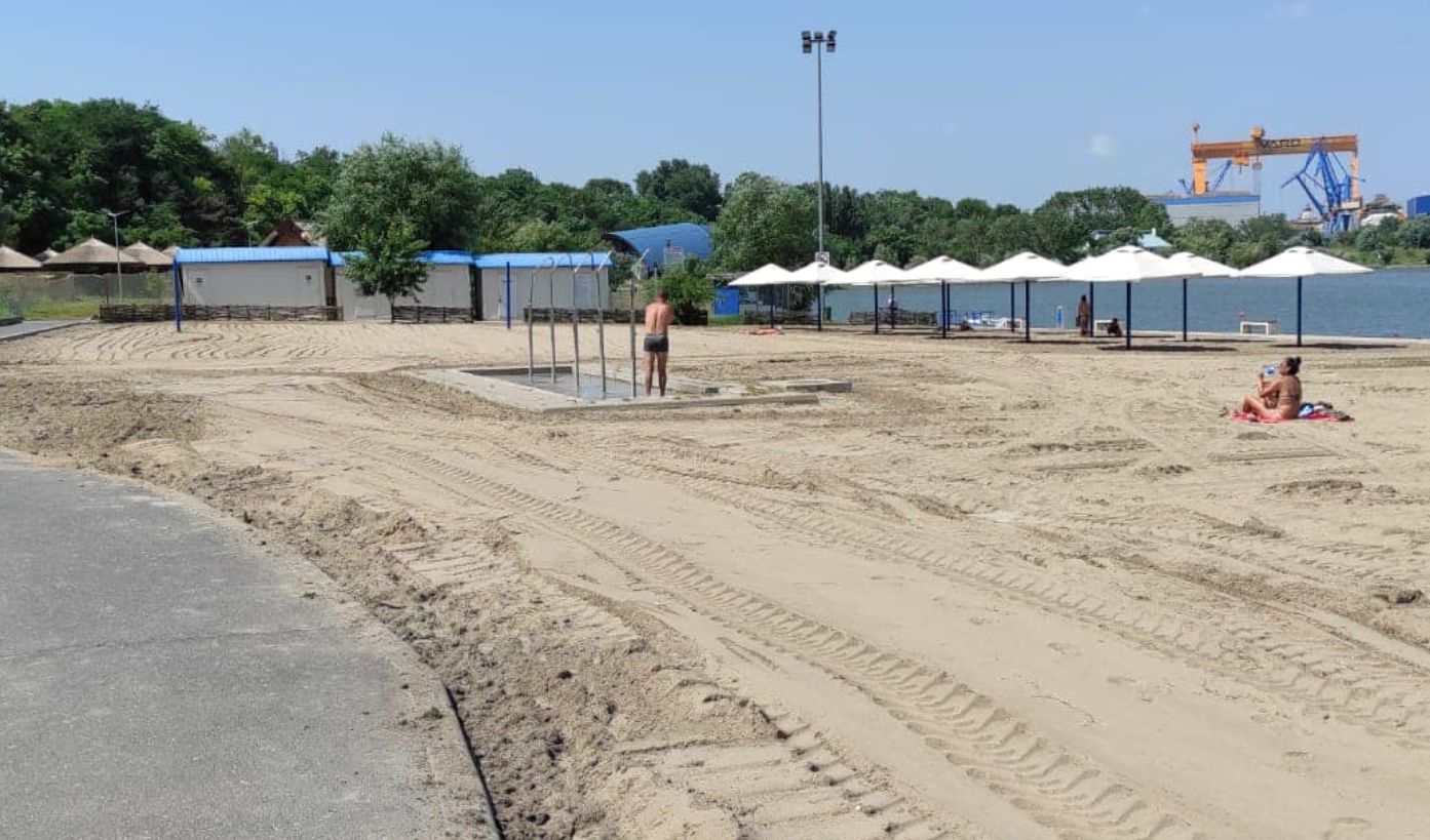 TULCEA: Plaja Ciuperca a fost deschisă, dar scăldatul este interzis. Amatorii pot pescui pe lac