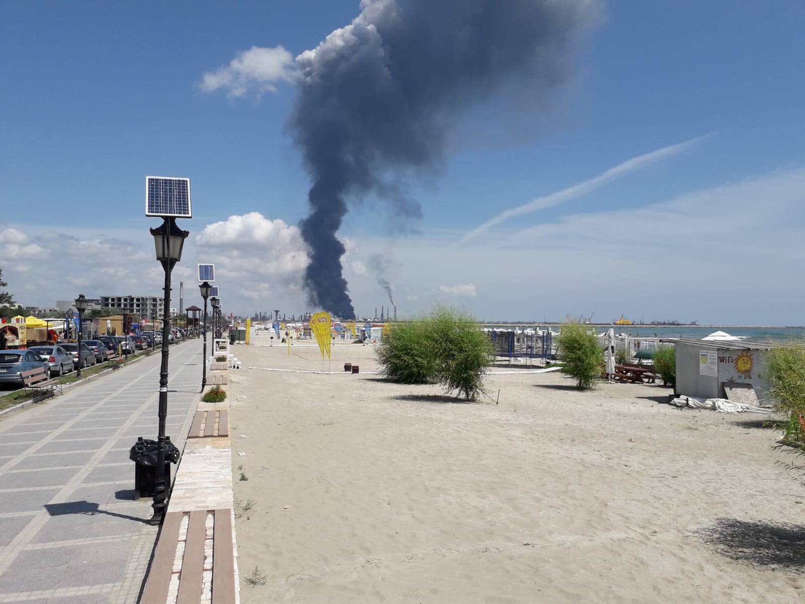 Explozie la Rafinăria Petromidia/Directorul general: Incendiul a apărut la instalaţia de hidrofinare benzină; probabil s-a fisurat o conductă