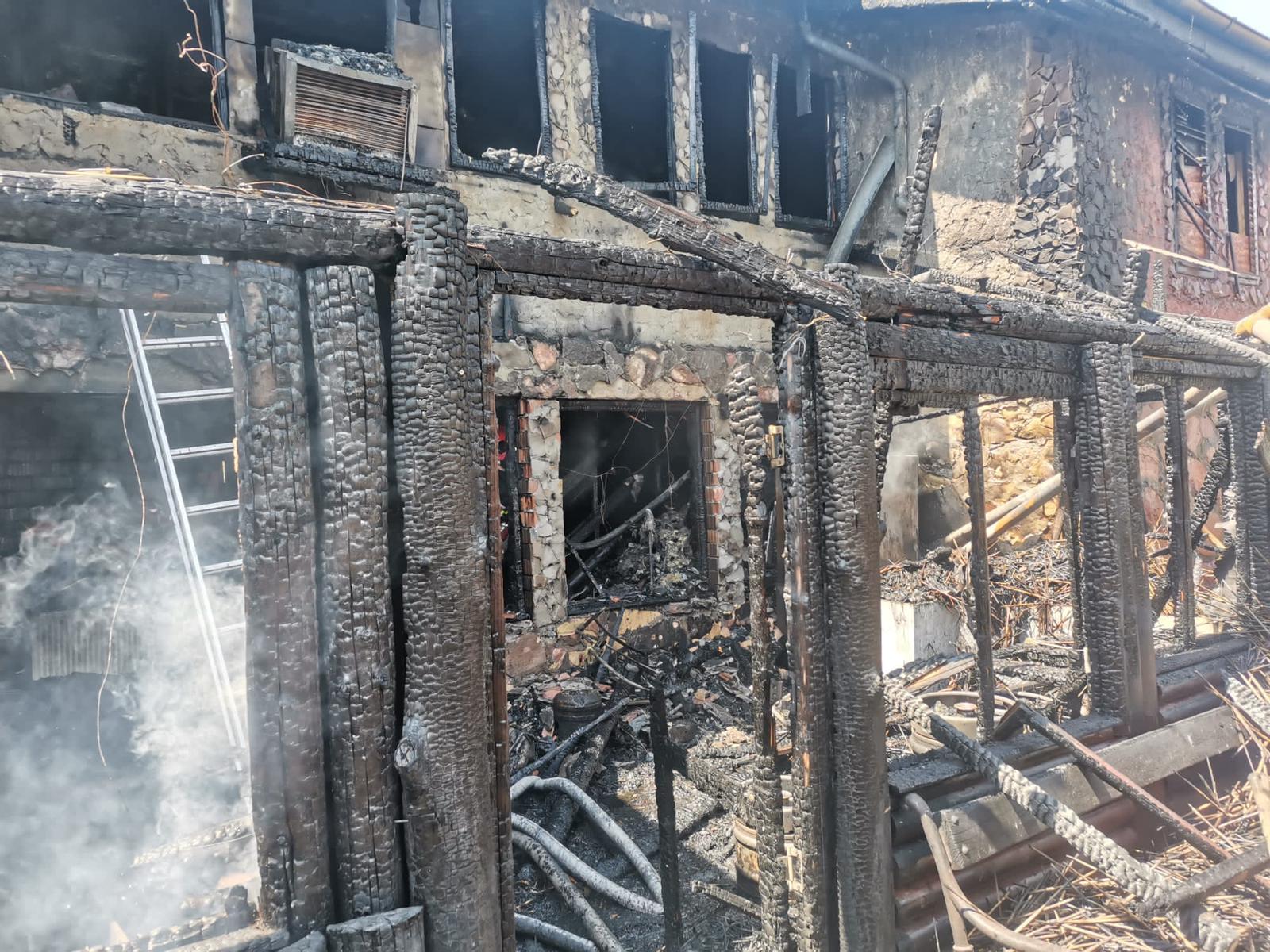 TULCEA/FOTO: Pensiune și banii dintr-o cutie de valori, distruse de un incendiu