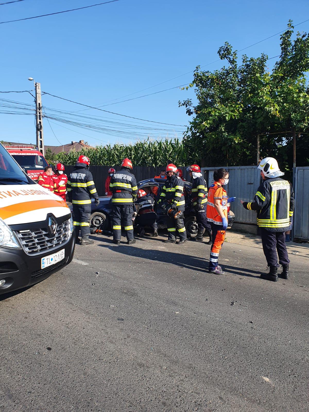 TULCEA/FOTO: Accident între un TIR și un autoturism. O persoană a rămas blocată în mașină