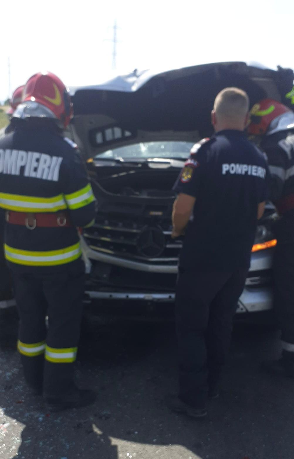 Județul TULCEA/FOTO: Accident rutier cu trei autoturisme implicate. Două persoane au fost rănite