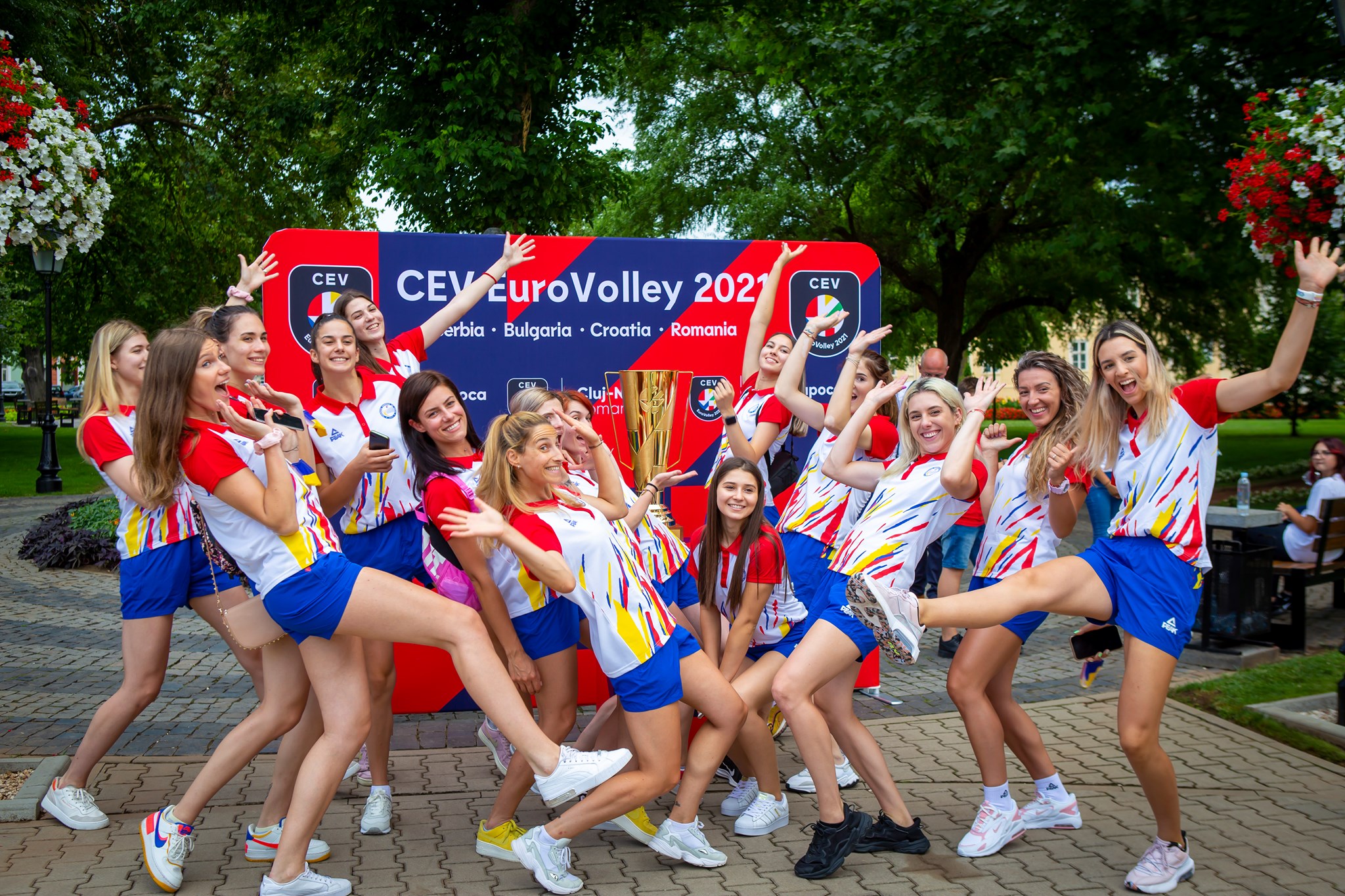 Trofeul acordat campioanei europene la volei este prezentat publicului