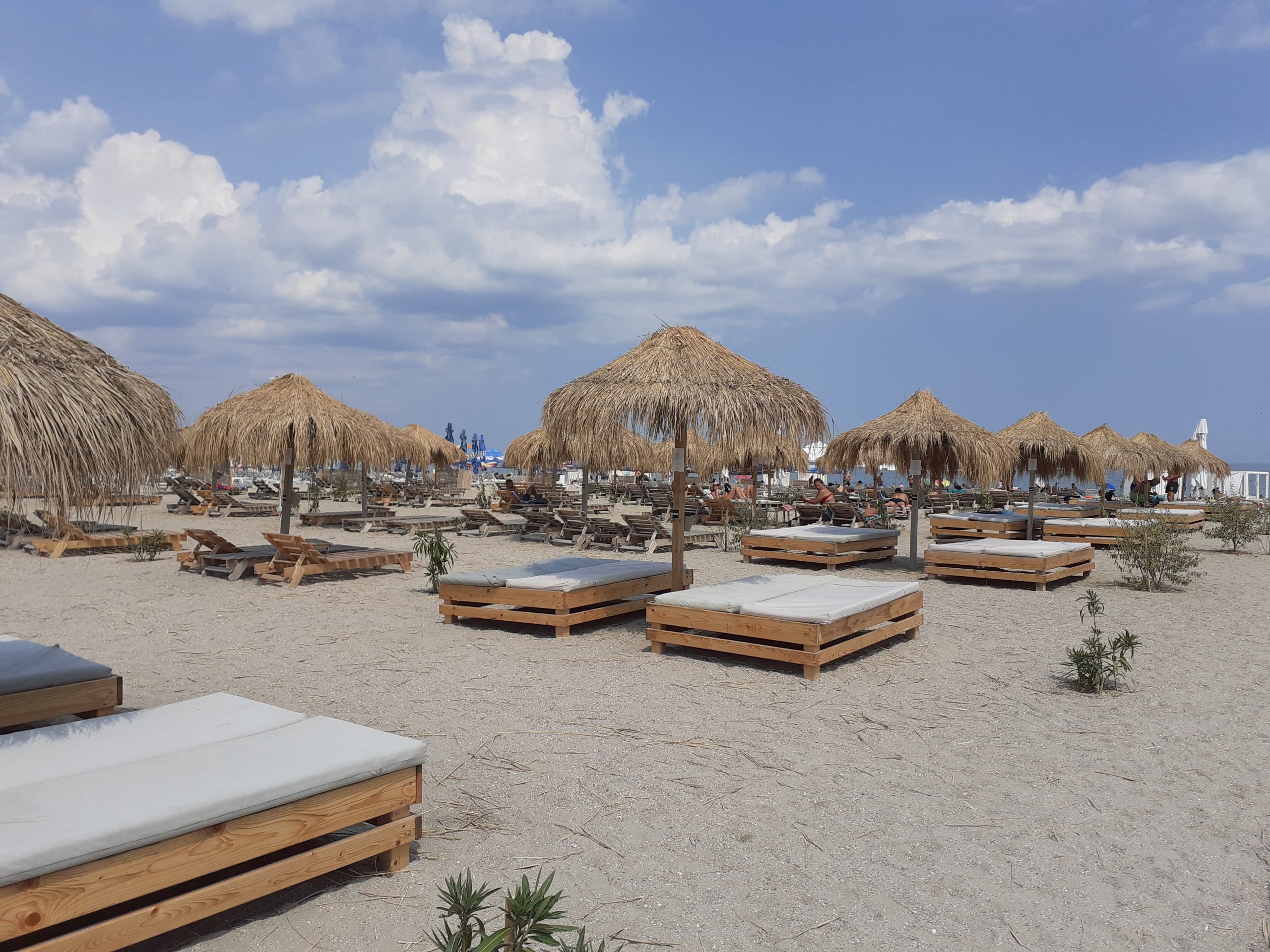 Litoralul românesc i-ar putea primi pe turiști, în acest sezon, cu plaje neamenajate