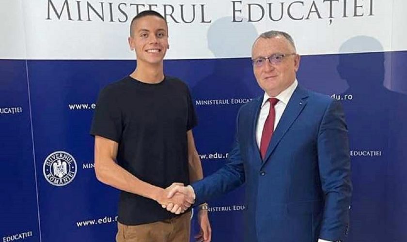 Înotătorul David Popovici a fost premiat de ministrul Sorin Cîmpeanu