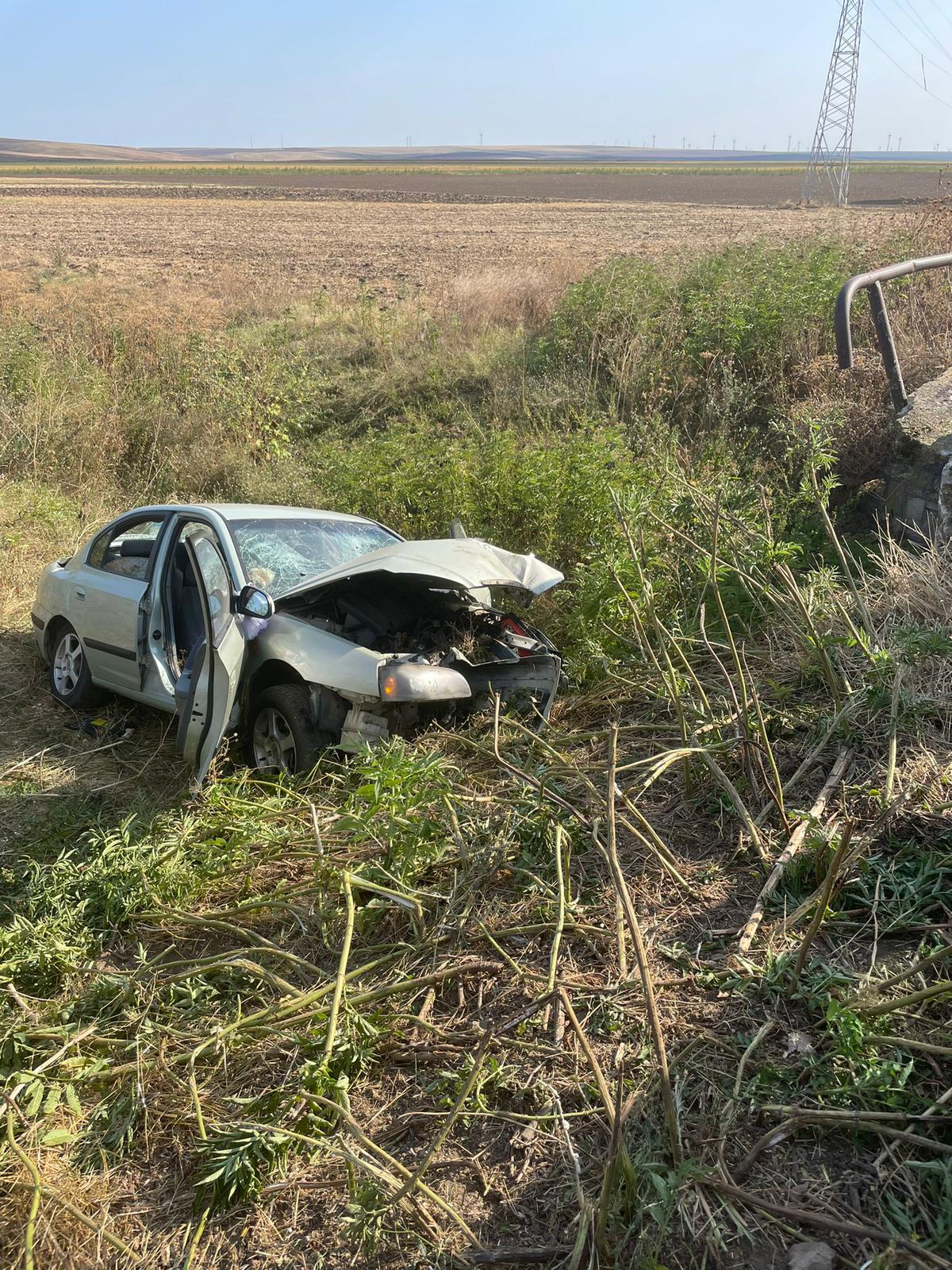 Județul TULCEA/FOTO: Accident rutier grav. O mașină a intrat într-un cap de pod