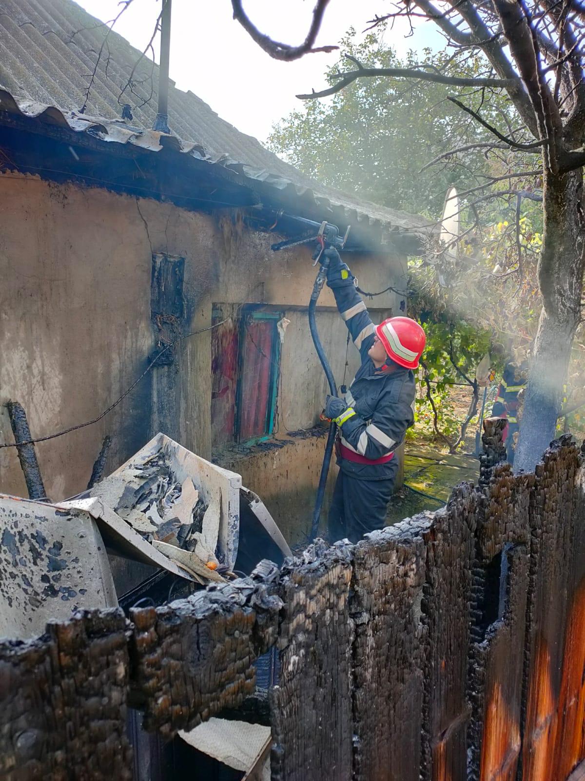 Județul TULCEA: Casă cuprinsă de flăcări. Pompierii au reușit după o oră să stingă incendiul