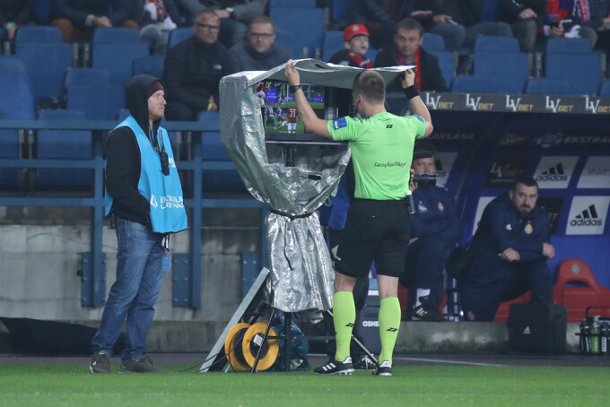 UEFA extinde utilizarea arbitrajului video în cupele europene