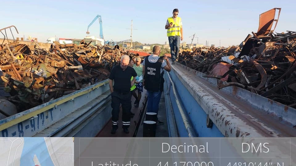 CONSTANȚA: Peste 1000 de tone de deşeuri au fost depistate pe două barje de Garda de Mediu