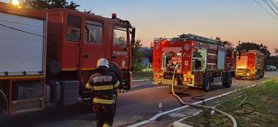 TULCEA: Incendiu la o casă de vacanţă din Jurilovca. Cinci persoane au ajuns la spital