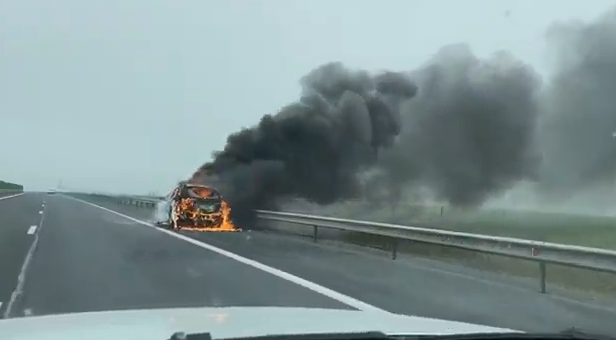 Arde un autoturism pe A2. Traficul rutier este oprit pe sensul către București