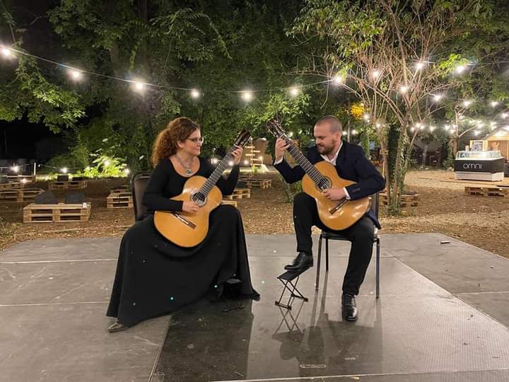 INTERVIU | Dragoș Horghidan, Duo Kitharsis: „Universul chitarei clasice aduce niște taine în plus pe care, poate, universul muzicii de show nu le are”