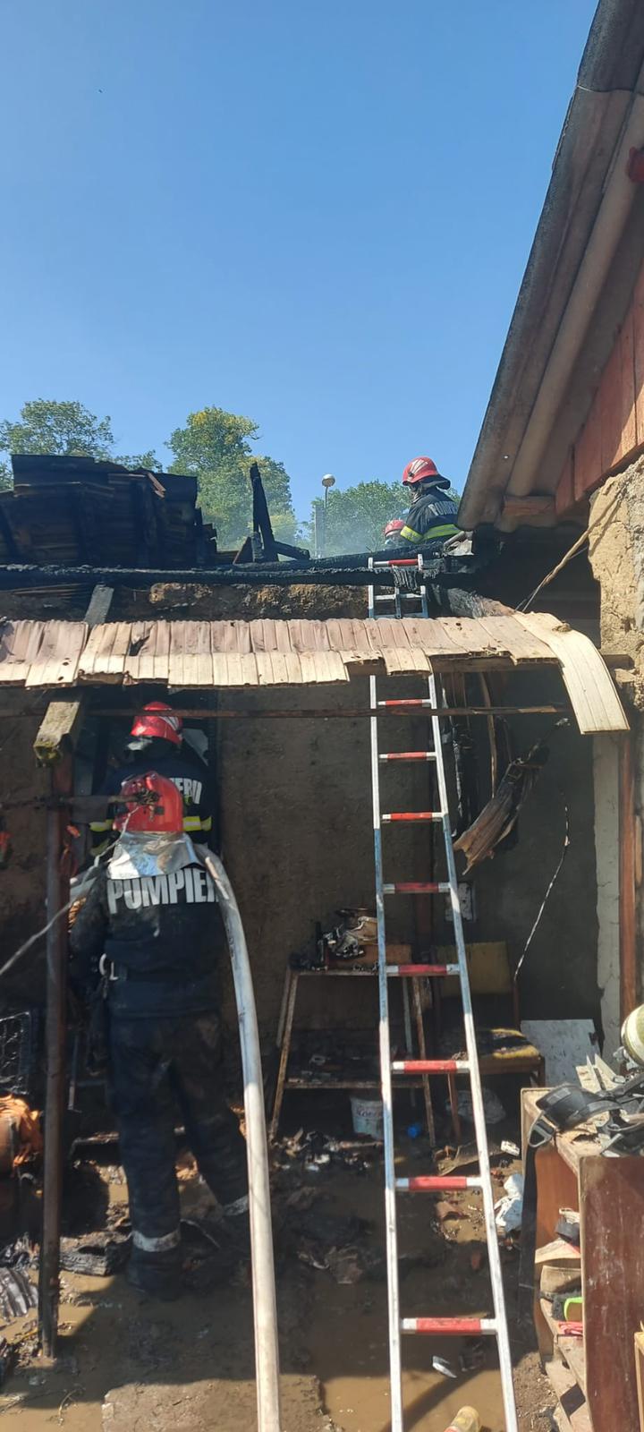 TULCEA/FOTO: Casă în flăcări, cauza incendiului, o țigară