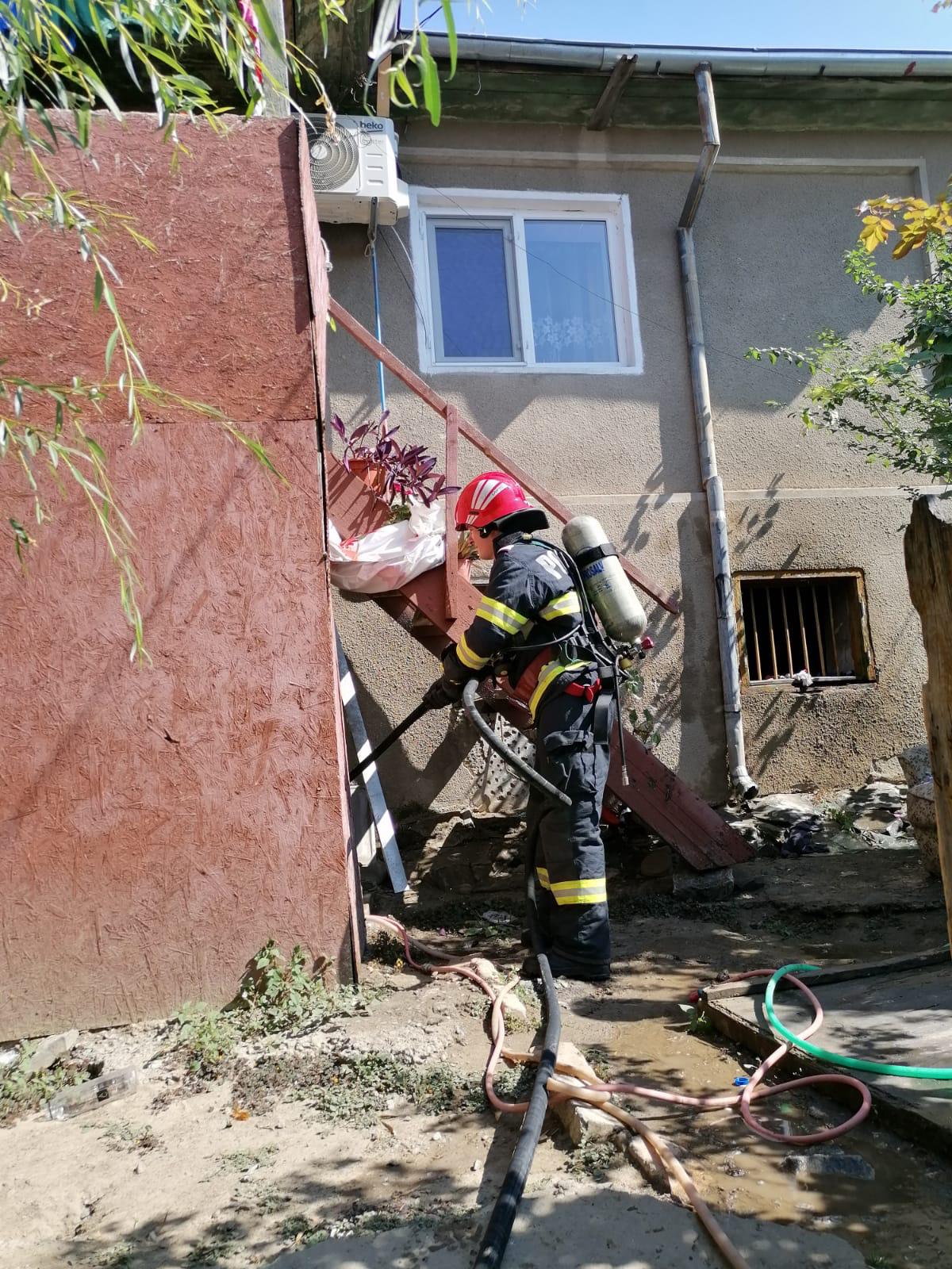 TULCEA/FOTO: Incendiu la o casă. Proprietarul imobilului a încercat să stingă focul împreună cu vecinii