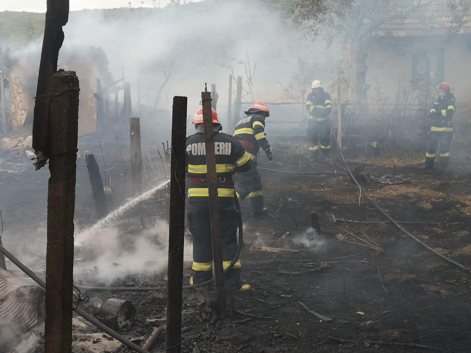 Județul TULCEA/FOTO: Incendiu de vegetaţie extins la o anexă a unei case. Alte două case în pericol de a lua foc