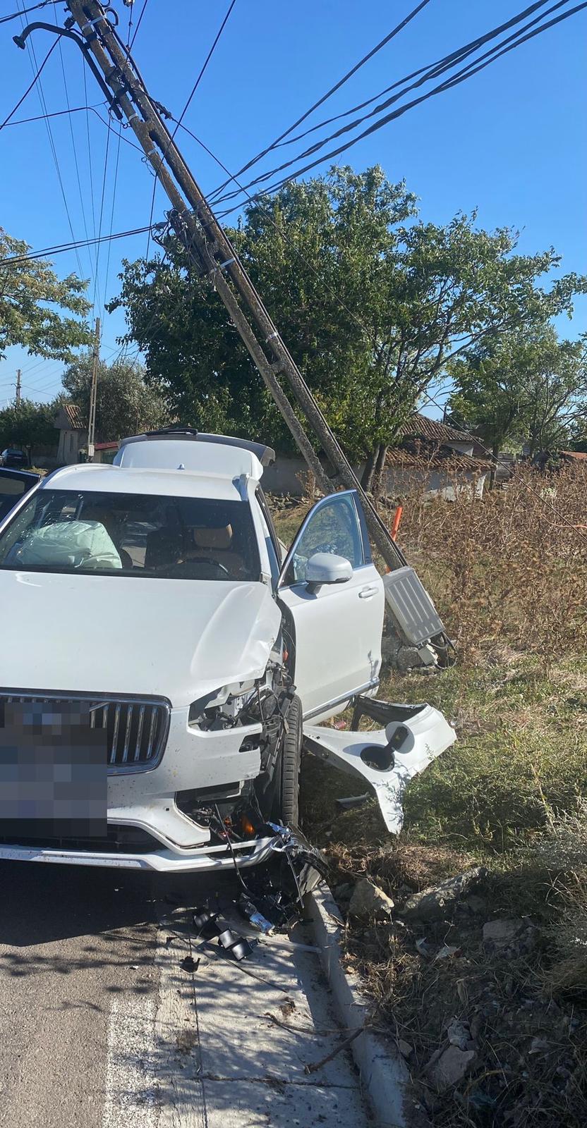 Județul TULCEA: Un autoturism a lovit un stâlp al rețelei electrice