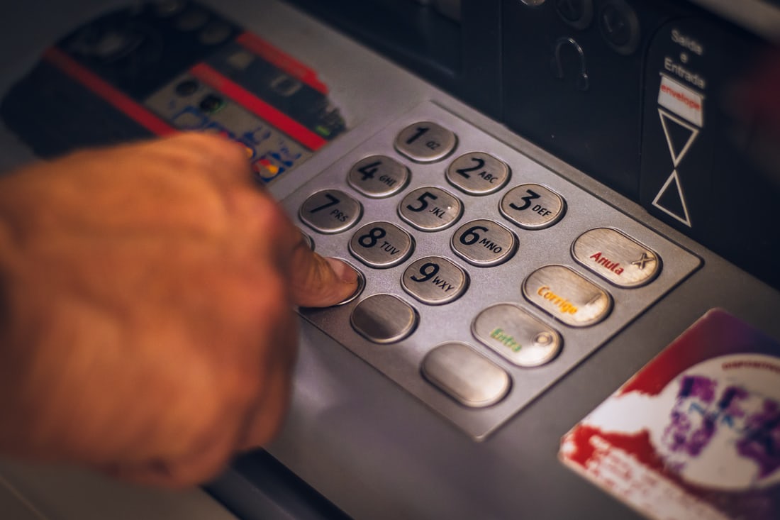 MEDGIDIA: Trei persoane reținute de polițiști deoarece au folosit un card bancar furat pentru a scoate bani de la bancomate