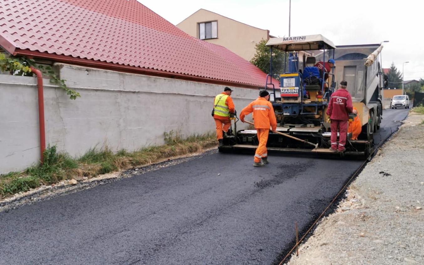CONSTANŢA: Continuă lucrările de amenajare a infrastructurii rutiere din cartierele orașului