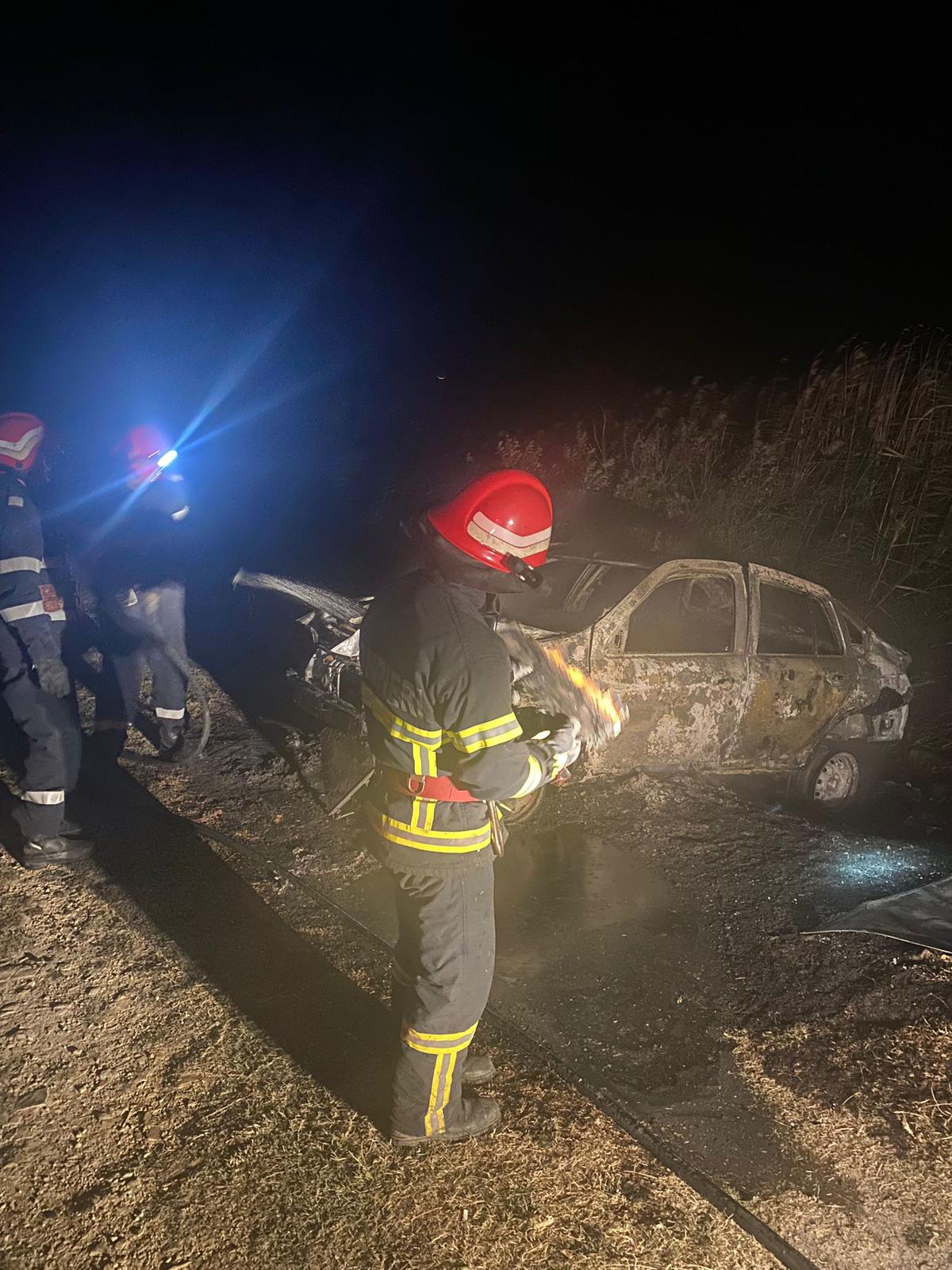 TULCEA: Un șofer și-a forțat mașina până aceasta a luat foc