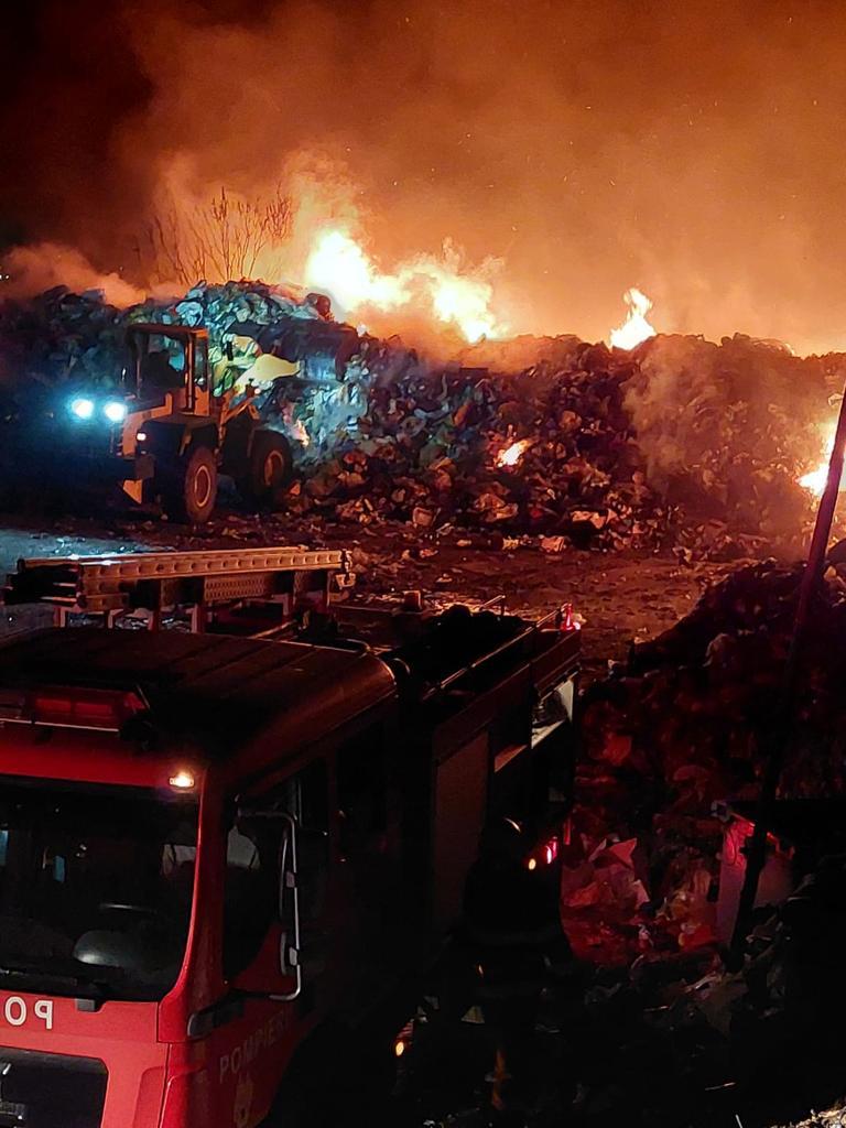Județul TULCEA/FOTO: Incendiu de deșeuri în curtea unui operator economic