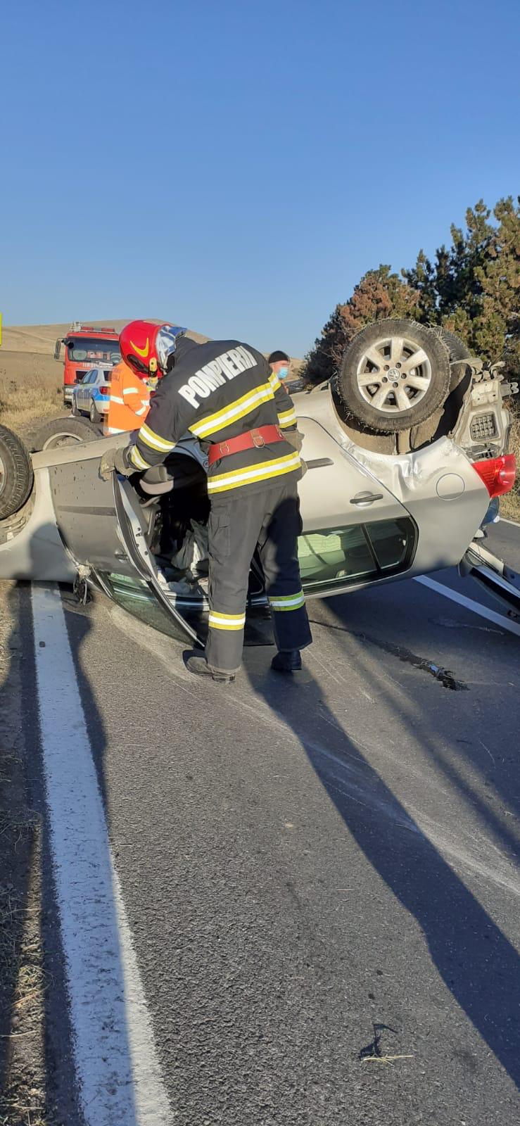 TULCEA/FOTO: Autoturism răsturnat în urma unui accident rutier